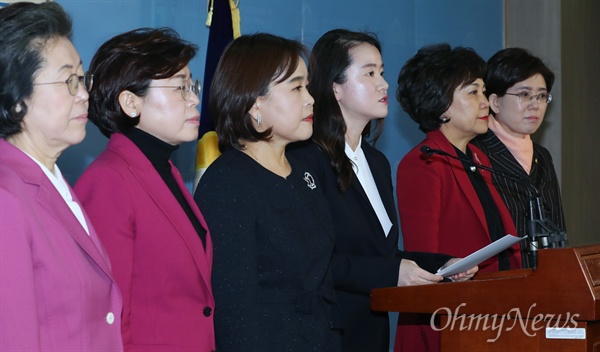 자유한국당 여성 의원들이 6일 오전 국회 정론관에서 미투운동 관련 성명서를 발표하고 있다.