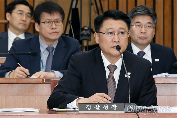 이철성 경찰청장이 6일 국회에서 열린 사법개혁특별위원회 전체회의에서 의원 질의에 답변하고 있다. 