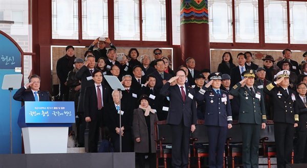 문재인 대통령(왼쪽)이 6일 오후 서울 태릉 육군사관학교에서 열린 제74기 육사 졸업 및 임관식에 참석, 생도들로부터 경례를 받고 있다.