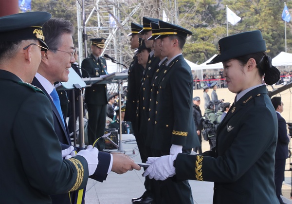 문재인 대통령이 6일 오후 서울 태릉 육군사관학교에서 열린 제74기 육사 졸업 및 임관식에서 대통령상 수상자인 이도현 졸업생도에게 상장을 전달하고 있다.