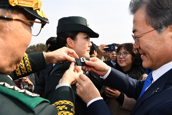문재인 대통령이 6일 오후 서울 태릉 육군사관학교에서 열린 제74기 육사 졸업 및 임관식에 참석해 졸업 생도에게 소위 계급장을 달아주고 있다.