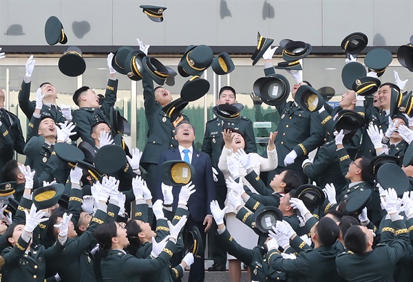 문재인 대통령과 김정숙 여사가 6일 오후 서울 태릉 육군사관학교에서 열린 제74기 육사 졸업 및 임관식이 끝난 뒤 졸업생들과 함께 정모를 하늘높이 던지는 축하 세리머니를 함께하고 있다.