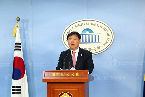 민경욱의원이 '유료도로법 개정안'발의 후 국회 정론관에서 기자회견을 진행하고있다.