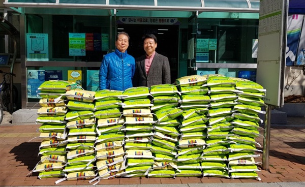  창원시 진해구 여좌동의 한 독지가가 3년째 쌀 100포(10kg)를 동 주민센터에 기탁했다.