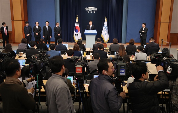 대통령 특사로 북한을 방문한 정의용 국가안보실장과 특사단이 6일 오후 서울로 귀환한 뒤 청와대 춘추관에서 결과 브리핑을 하고 있다.