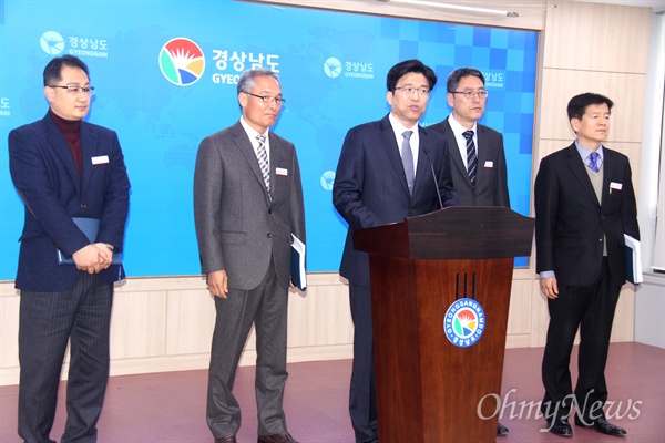  김성엽 경남도 기획조정실장 등 관계자들은 7일 오전 경남도청에서 기자회견을 열어 '재경기숙사 남명학사 서울관' 개관에 대해 발표했다.