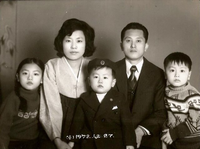 1972년에 찍은 가족사진. 맨 왼쪽이 구수정 씨다. 사진 제공_구수정
