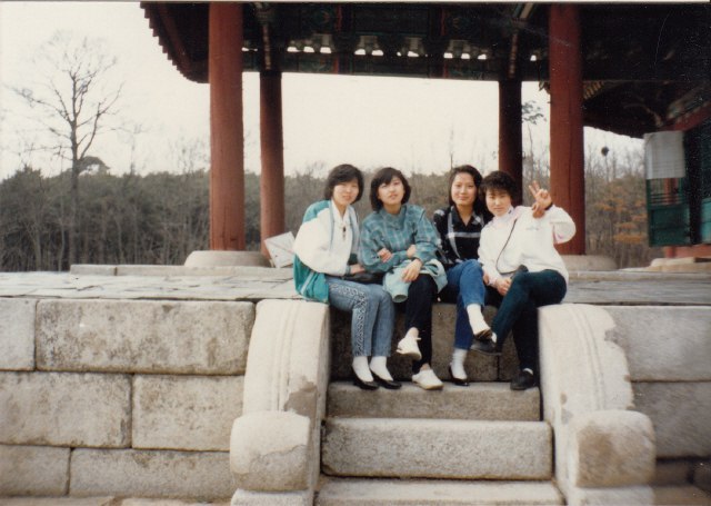1987년 위장취업 시절 동료들과 나들이 갔을 때. 왼쪽에서 둘째가 구수정이다. 사진 제공-구수정