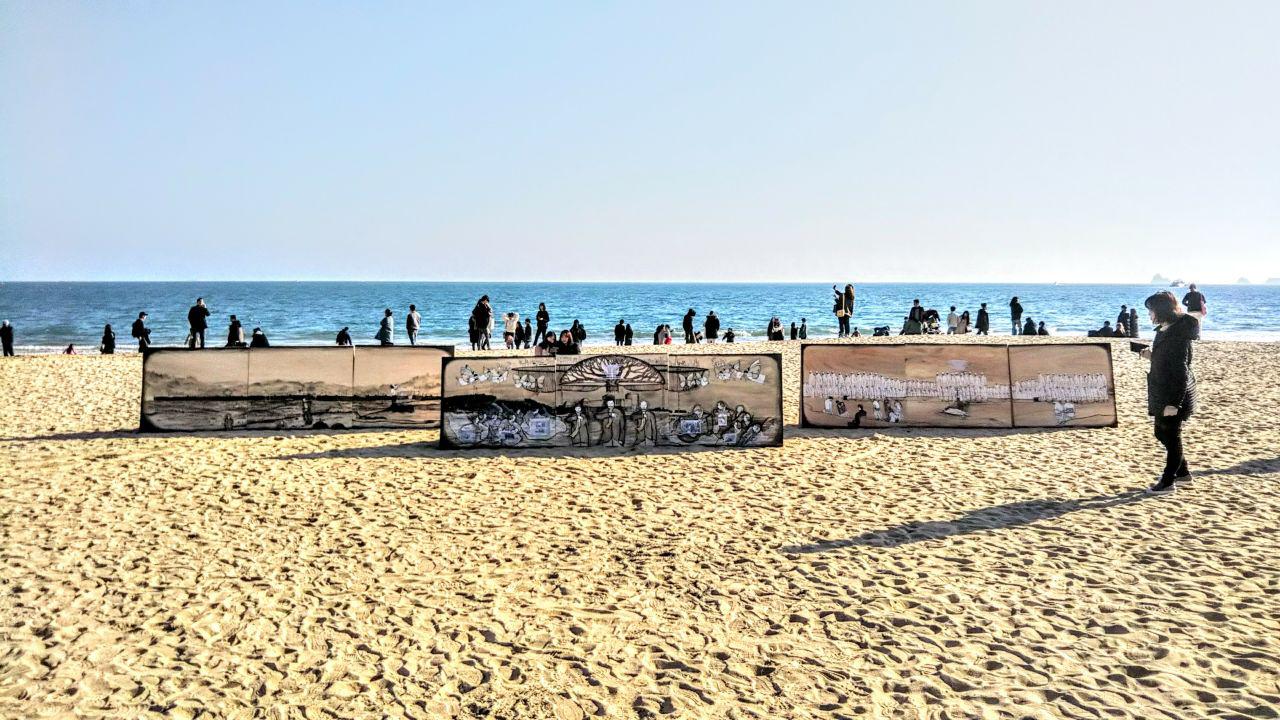 3일. 후쿠시마 현장작가 아키라가 한국에서 그린 <연작제단화-무주물> 그림을 해운대 바닷가에서 게릴라전을 했다.