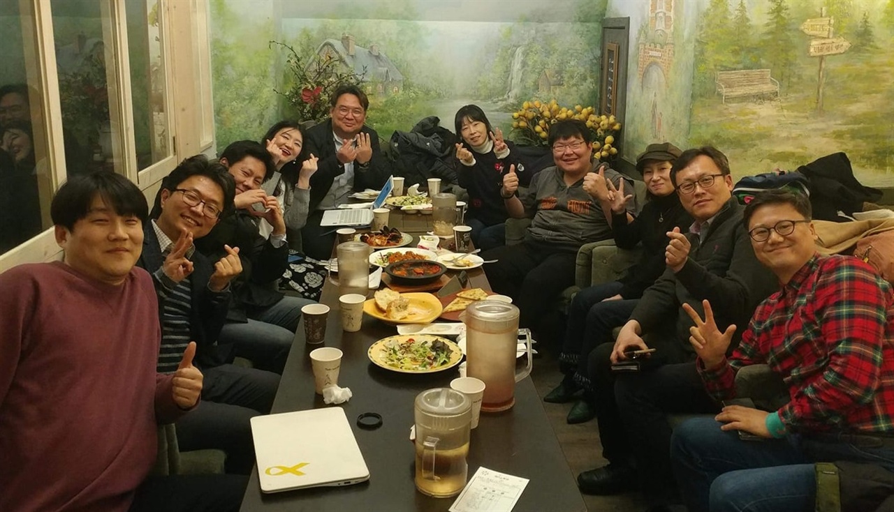 2월 28일 서울 마을공동체 논의 모임 마무리하고서 찍은 단체사진 