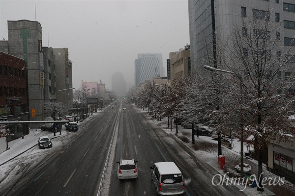 때늦은 눈이 내린 8일 오전 대구시내 중심가의 도로가 한산하다.
