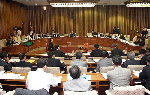국회는 2006년 7월 31일 한미 FTA 특별위원회를 열고 한미 FTA 협상 추진과정 전반에 대해 질의했다.