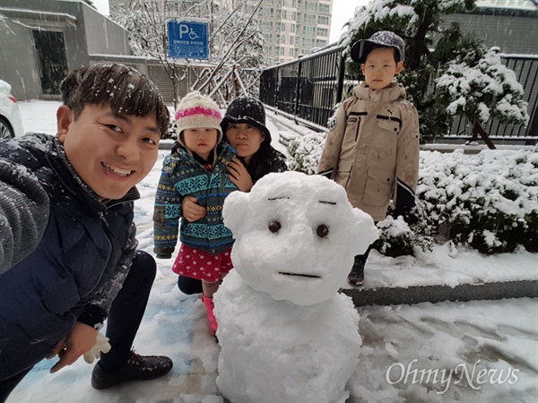 대구시 달서구의 한 아파트 주민이 가족들과 함께 눈사람을 만들었다.