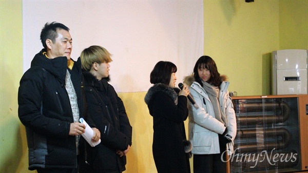 지난 2월, 꿈틀리인생학교에서 열린 입학식에서 김화현 학생의 가족이 자신들을 소개하고 있는 모습