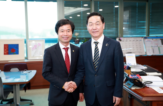  7일 김상곤 사회부총리 겸 교육부장관은 전북교육청을 방문하여 김승환 전북교육감과 간담회를 가졌다. <전북교육청 제공>