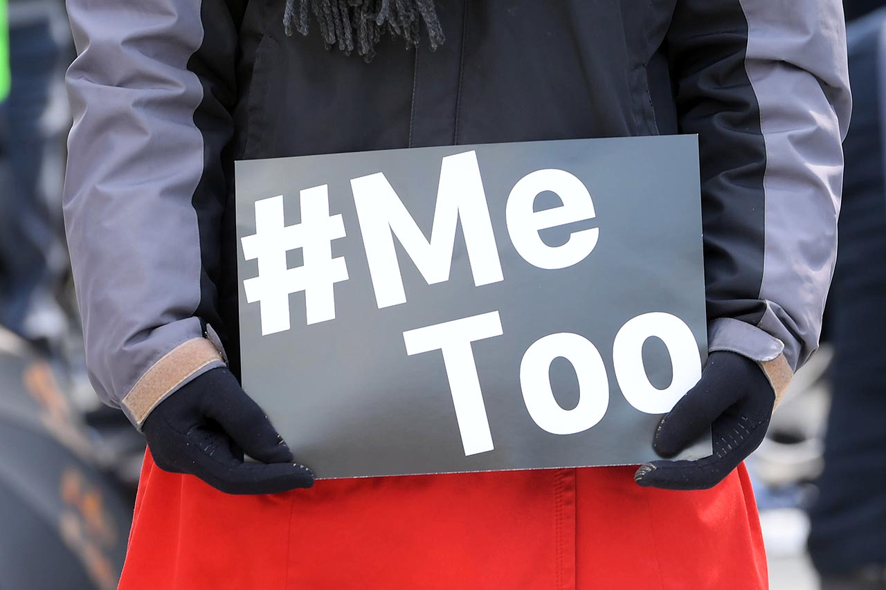 민주노총은 세계 여성의 날인 8일 오후 서울 종로구 광화문광장에서 3.8 세계여성의 날 전국여성노동자대회를 개최했다. 참가자가 '#Me Too'가 씌어진 피켓을 들고 있다. 2018.03.08