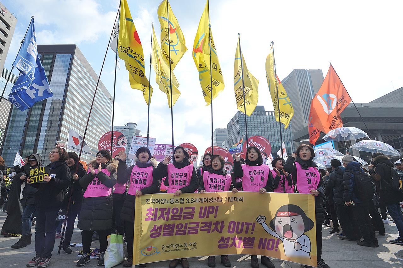 세계 여성의 날인 8일 오후 서울 종로구 광화문광장에서는 '제2회 3시 STOP 조기퇴근 시위'가 열린 가운데 참가자들이 구호를 외치고 있다. 2018.03.08
