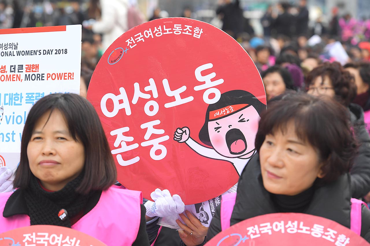 세계 여성의 날인 8일 오후 서울 종로구 광화문광장에서는 '제2회 3시 STOP 조기퇴근 시위'가 열린 가운데 참가자들이 '여성노동 존중' 피켓을 들고 있다. 2018.03.08