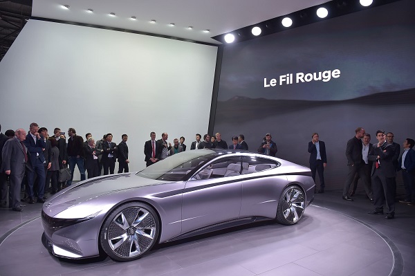 현대차는 6일(현지시각) 스위스 제네바에서 열린 제 88회 제네바 모터쇼에서 향후 전차종에 적용할 새로운 디자인 방향성이 담긴 르 필 루즈(Le Fil Rouge) 콘셉트카를 전시한다.