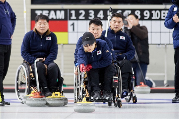  평창동계패럴림픽에 출전하는 휠체어컬링 한국 국가대표 선수들. 투구하는 방민자 선수의 휠체어를 정승원 선수가 잡아주고 있다.