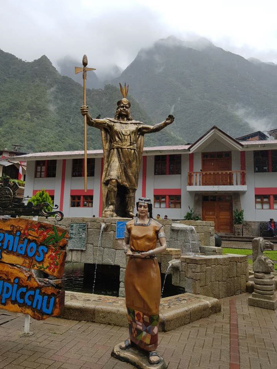 마추픽추 아랫마을, 아구아스 칼리엔테스에 있는 잉카의 전사상. 