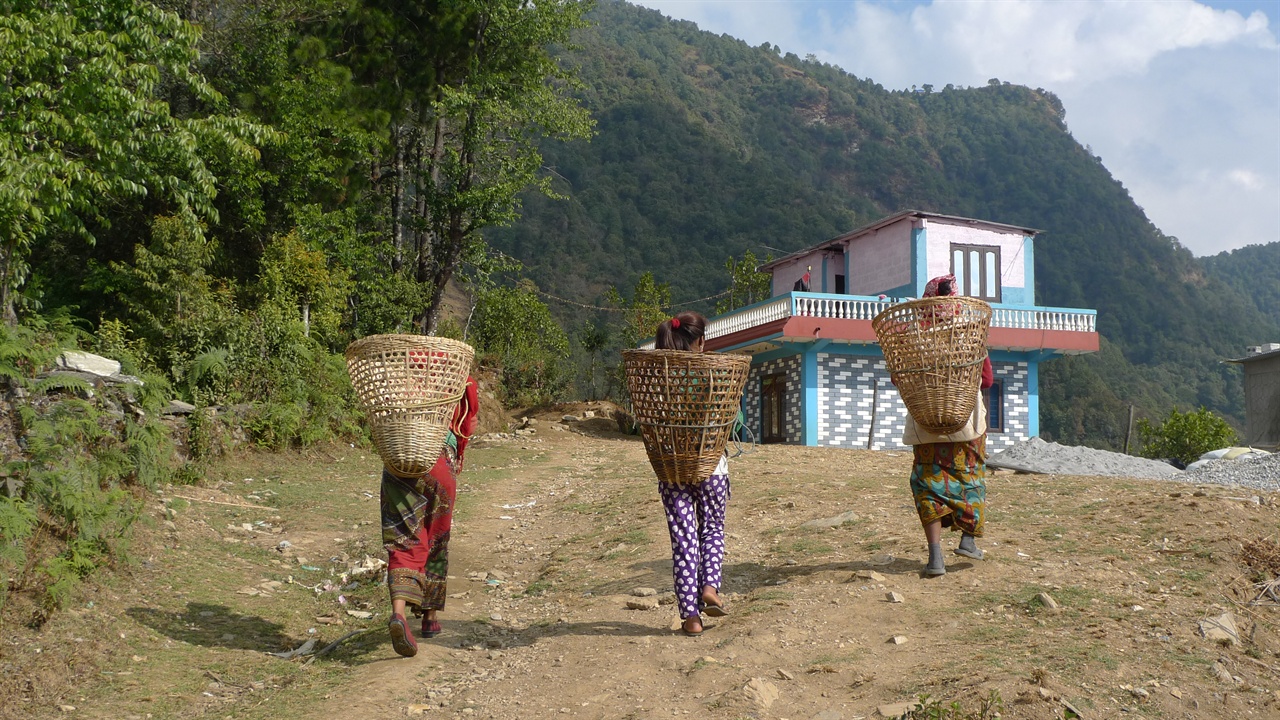 산을 오르면서 만난 네팔 산골 소녀들