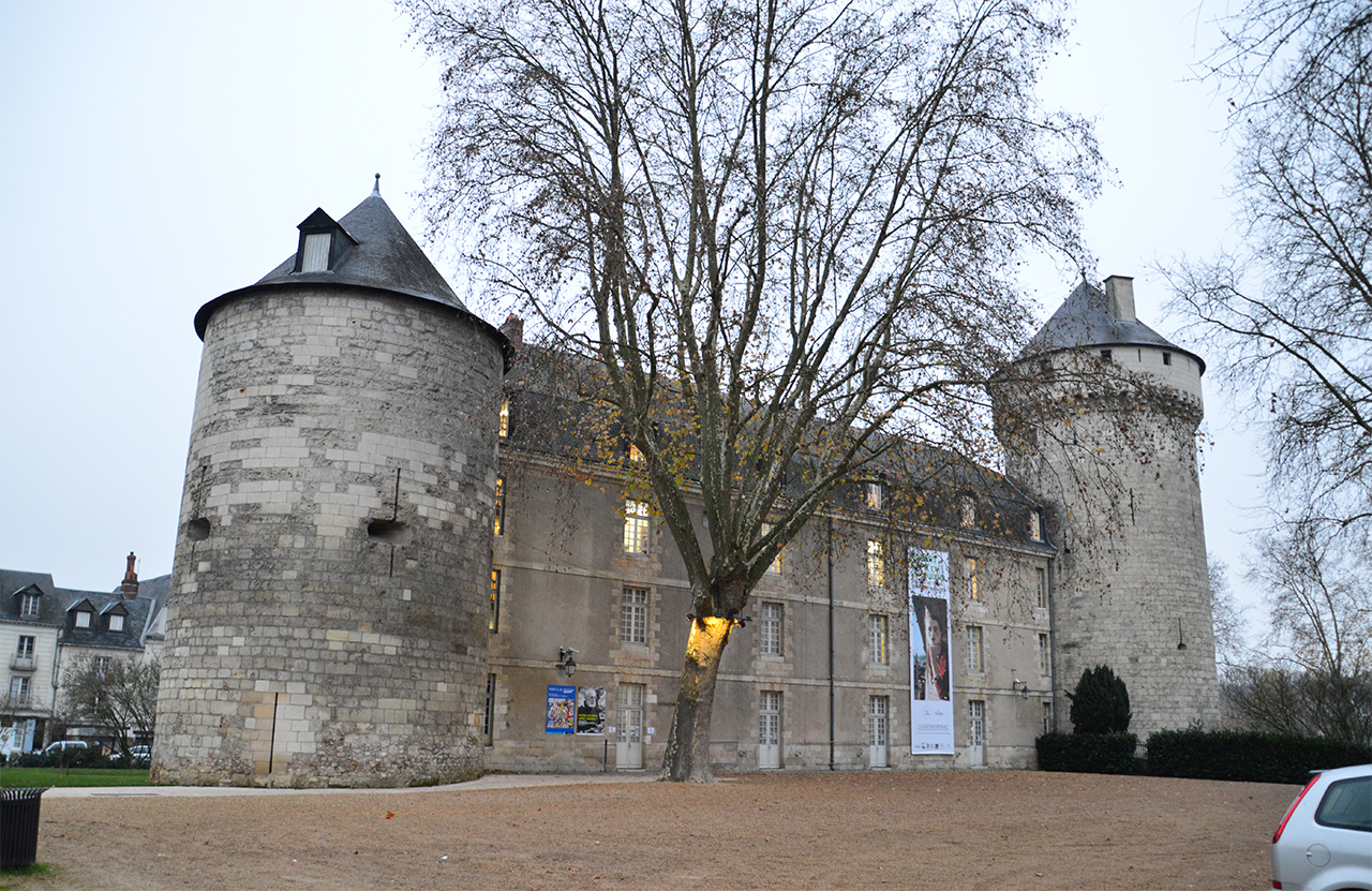 프랑스 왕의 역사에서 유폐와 도주, 그리고 파괴가 연속되었던 역사적인 성이다.