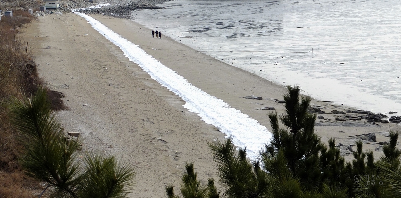  오이도에서 사라진 해변과 모래사장을 거닐 수 있는 살막길 (2월 촬영).