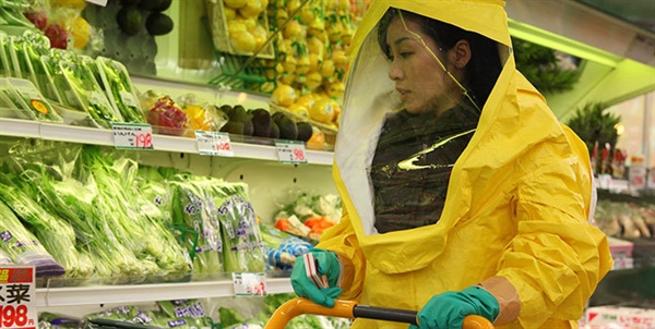  영화 <희망의 나라>에서 이즈미는 방사능 보호복을 입고 장을 보러 간다.