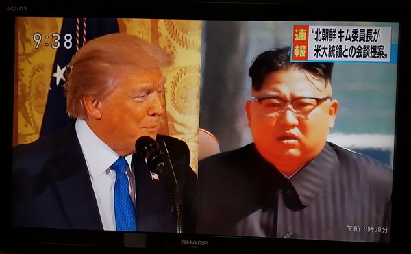 일본 NHK가 9일 김정은 북한 노동당 위원장이 북미정상회담을 제안하고 트럼프 대통령이 수용 의사를 밝혔다는 정의용 청와대 국가안보실장의 발표를 속보로 전하고 있다. 2018.3.9