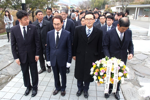  더불어민주당 경남지사 예비후보인 권민호 전 거제시장이 9일 지지자들과 함께 김해 봉하마을 고 노무현 전 대통령 묘소를 참배했다.