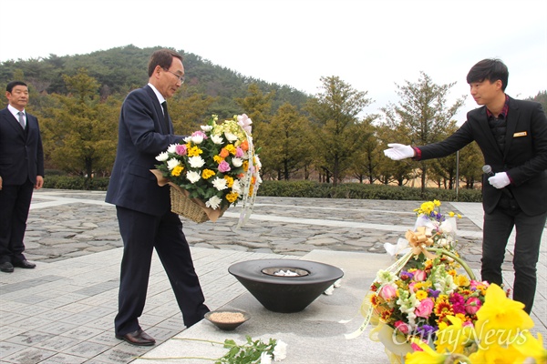  더불어민주당 경남지사 예비후보인 권민호 전 거제시장이 9일 지지자들과 함께 김해 봉하마을 고 노무현 전 대통령 묘소를 참배했다.