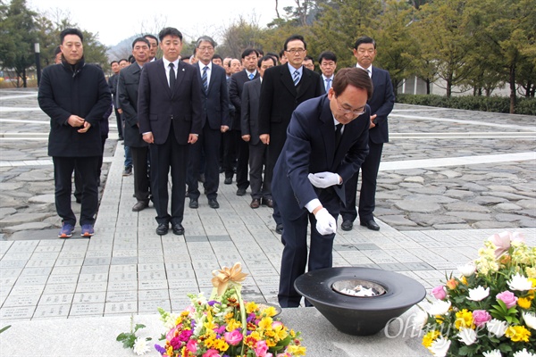  더불어민주당 경남지사 예비후보인 권민호 전 거제시장이 9일 지지자들과 함께 김해 봉하마을 고 노무현 전 대통령 묘소를 참배했다.