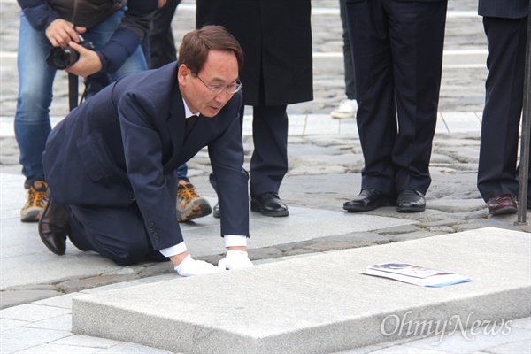  더불어민주당 경남지사 예비후보인 권민호 전 거제시장이 9일 김해 봉하마을 고 노무현 전 대통령 묘소를 참배하면서 최근에 펴낸 저서에 사인해 바친 뒤 절을 했다.