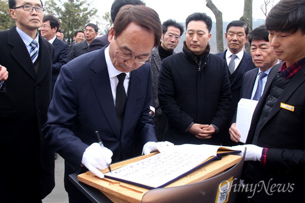  더불어민주당 경남지사 예비후보인 권민호 전 거제시장이 9일 김해 봉하마을 고 노무현 전 대통령 묘소를 참배했다.