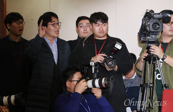 9일 배현진 전 MBC 앵커 입당식이 열린 자유한국당사에서 MBC 기자가 배현진 전 앵커에게 질의하고 있다.   