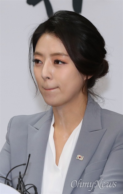 9일 자유한국당에 입당한 배현진 전 MBC 앵커가 서울 여의도 당사에서 열린 환영식에서 인사말을 마친 후 입을 앙다물고 있다. 