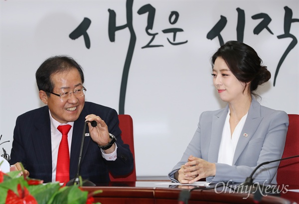 9일 자유한국당에 입당한 배현진 전 MBC 앵커가 서울 여의도 당사에서 열린 환영식에서 홍준표 대표의 인사말을 듣고 있다. 