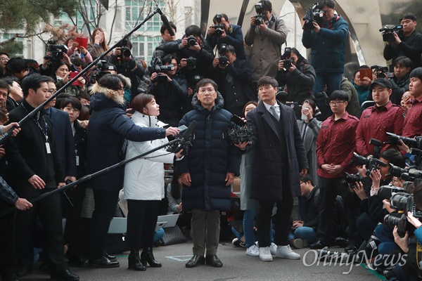 성폭행 의혹을 받고 있는 안희정 전 충남지사가 9일 오후 서울 마포구 서부지검에 자진출석하고 있다.