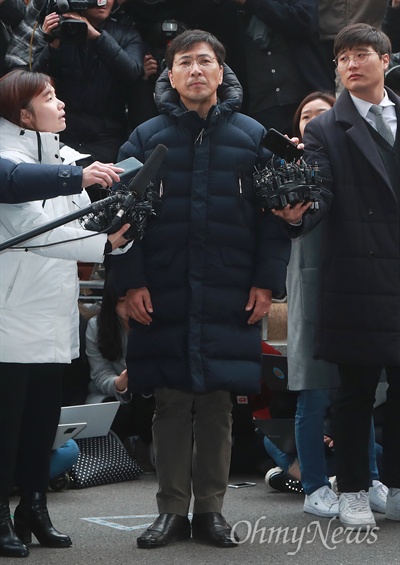 성폭행 의혹을 받고 있는 안희정 전 충남지사가 9일 오후 서울 마포구 서부지검에 자진출석하고 있다.