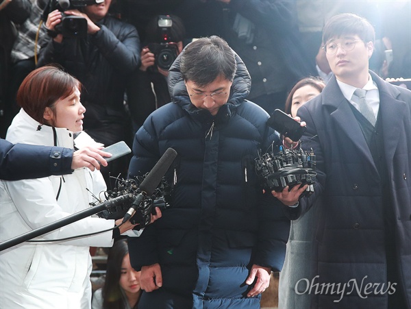 성폭행 의혹을 받고 있는 안희정 전 충남지사가 지난3월 9일 오후 서울 마포구 서부지검에 자진출석하고 있다.