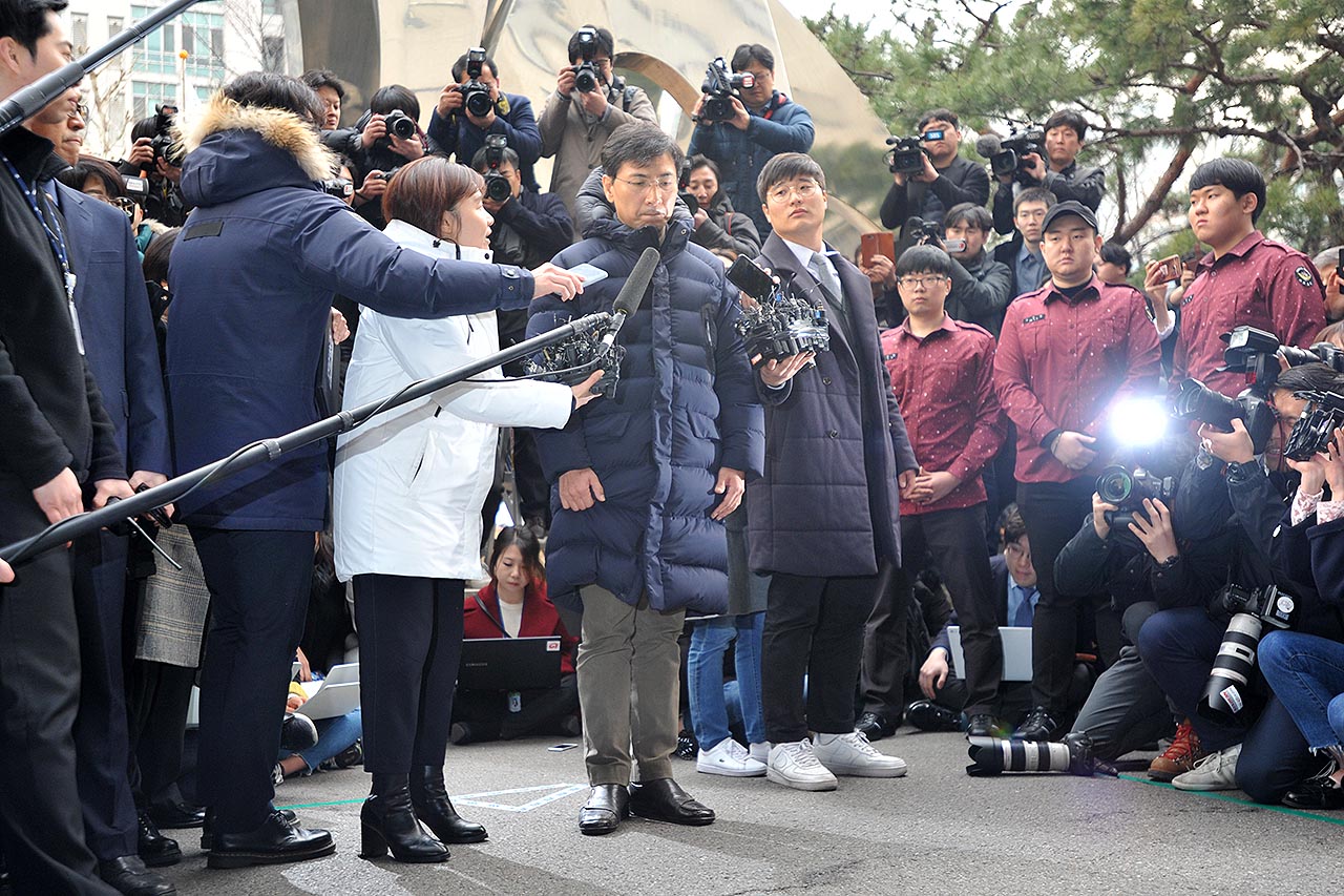 ‘성폭행’ 의혹을 받고 있는 안희정 전 충남도지사가 9일 오후 서울 마포구 서울서부지방검찰청에 자진 출석하고 있다. 2018.03.09