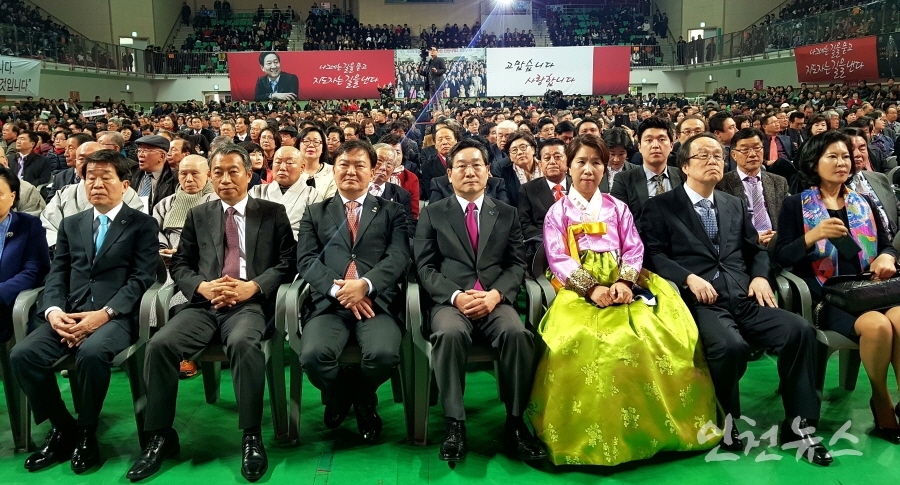 9일 유정복 인천시장이 인천선학체육관에서 3천500여 명이 참석한 가운데 '나그네는 길을 묻고 지도자는 길을 낸다' 출판기념회를 열었다. ⓒ 인천뉴스