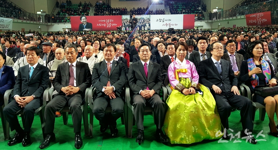  9일 유정복 인천시장이 인천선학체육관에서 3천500여 명이 참석한 가운데 '나그네는 길을 묻고 지도자는 길을 낸다' 출판기념회를 열었다. ⓒ 인천뉴스