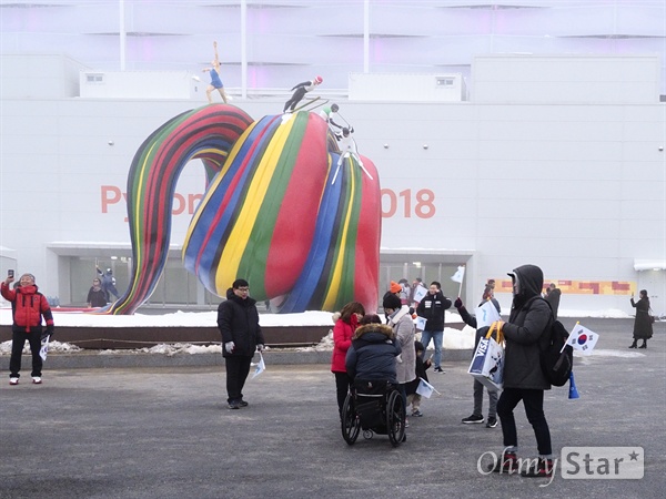  2018 평창 동계 패럴림픽 개회식을 앞두고 평창 올림픽 플라자에 사람들이 몰려 들었다. 평창 올림픽 스타디움 앞에 많은 관람객이 모여서 사진을 찍거나 담소를 나눴다. 장애인 관람객도 어렵지 않게 발견할 수 있었다.
