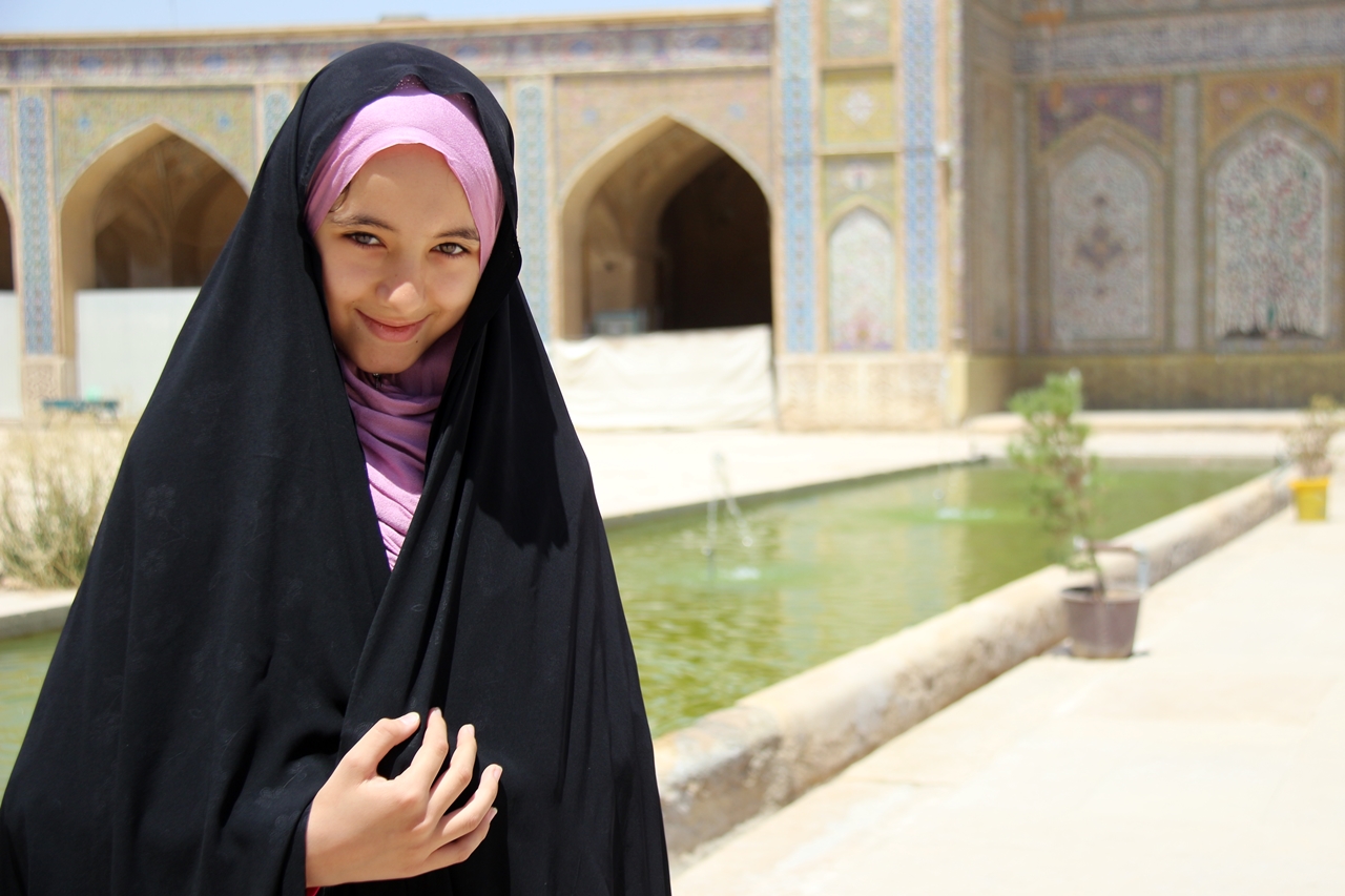 이란의 여성은 집밖을 나서는 순간부터 히잡이나 차도르를 착용해야한다. 여행자도 마찬가지다. 