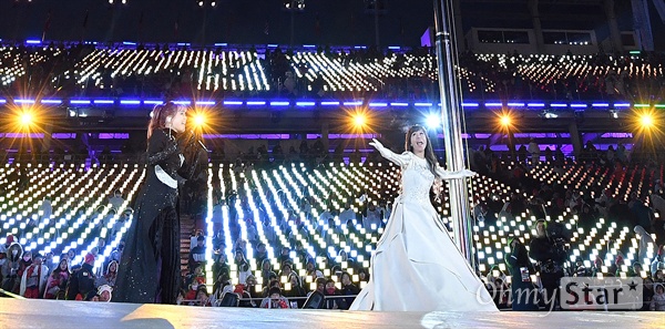 9일 오후 강원도 평창올림픽스타디움에서 열린 ‘2018 평창 동계패럴림픽(장애인올림픽)‘ 개회식에서 성악가 조수미(오른쪽)와 가수 소향이 축하공연을 펼치고 있다.