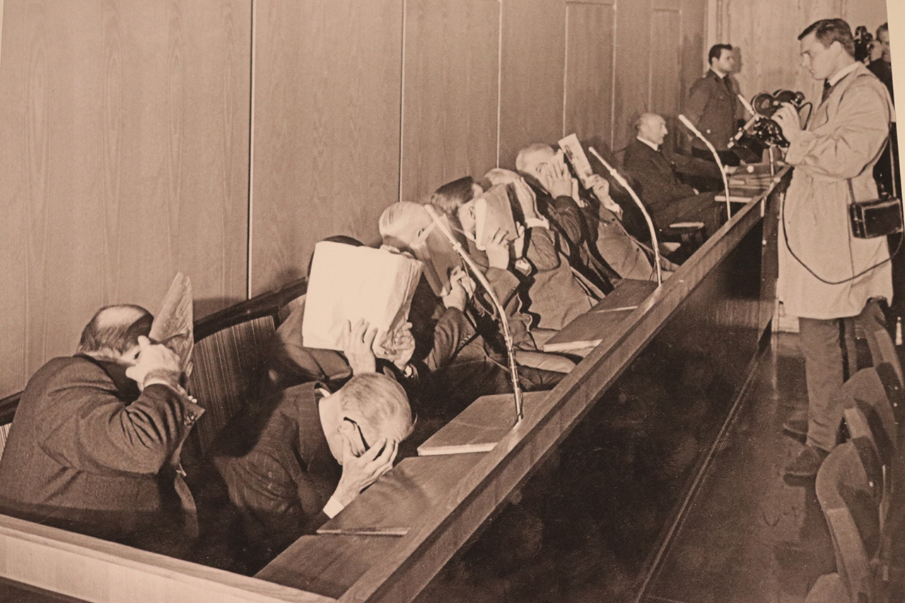 1964년 10월 12일 나치 전쟁범죄에 대한 트레블링카 재판에서 열 명의 피고인들이 얼굴을 가리고 있다.