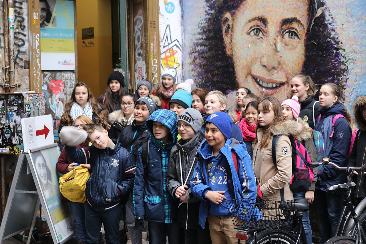 베를린 안네 프랑크 센터 (Anne Frank Zentrum) 입구에 모여 있는 독일 초등학생들 