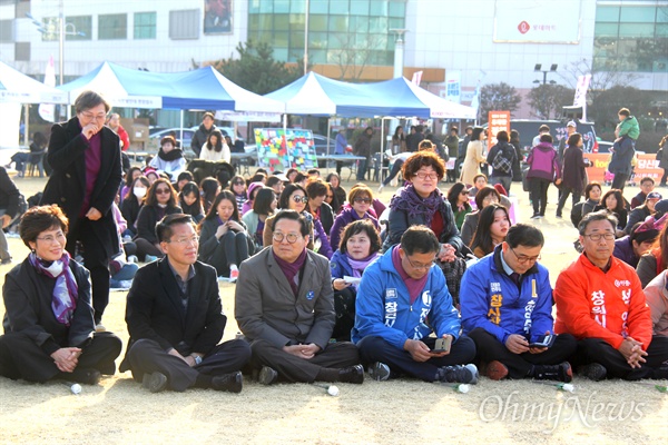 경남여성단체연합 등 여성단체들이 10일 오후 창원광장에서 연 "세계여성의날 기념 제30회 경남여성대회"에 참석한 박종훈 경남도교육감의 부인 변화선씨와 한경호 경남지사 권한대행, 공민배 경남지사 예비후보,  전수식-허성무-석영철 창원시장 예비후보가 나란히 앉아 있다.